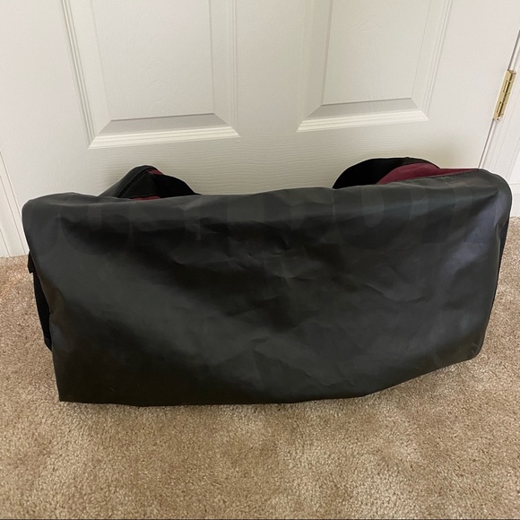 nike maroon duffle bag